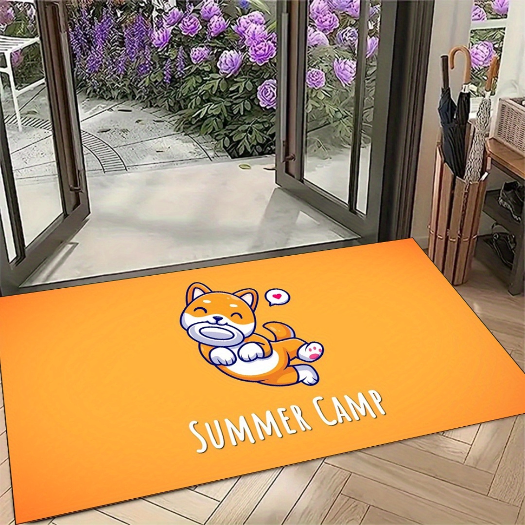 Home Textiles Images - コーギーのかわいい漫画のイメージと「サマーキャンプ」という言葉が隣に並ぶフロアマット - 滑り止めカーペットのインテリア装飾