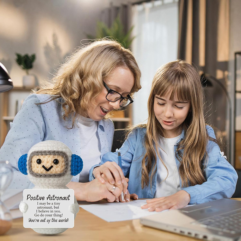 面白いポジティブな感情をサポートする手作りの編みぐるみ宇宙飛 - Home And Textiles Today のレビューと価格